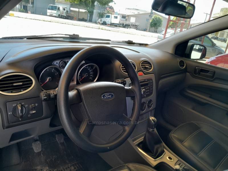FORD - FOCUS - 2010/2011 - Prata - R$ 39.900,00