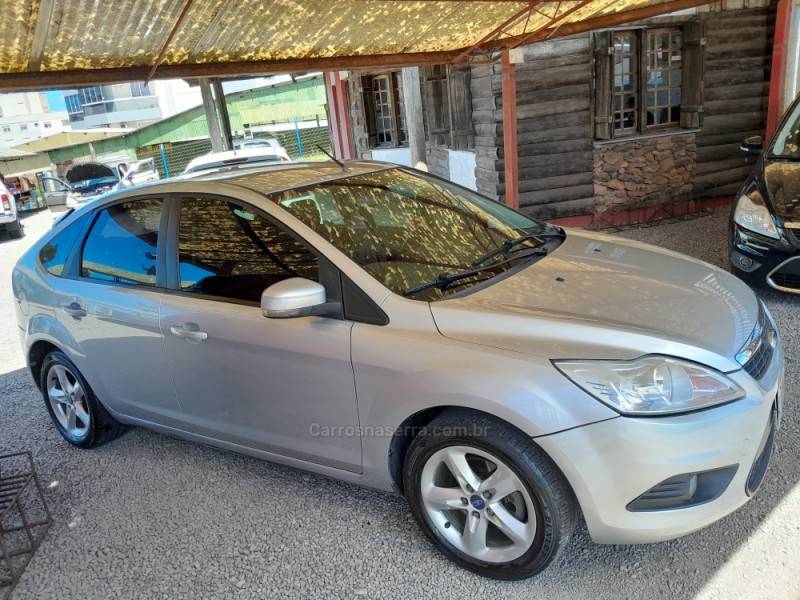 FORD - FOCUS - 2010/2011 - Prata - R$ 39.900,00