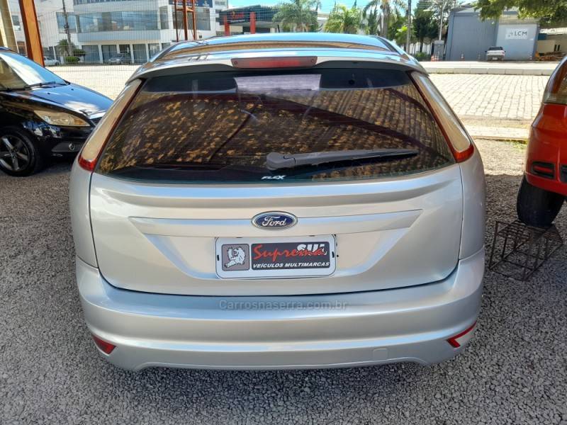 FORD - FOCUS - 2010/2011 - Prata - R$ 39.900,00