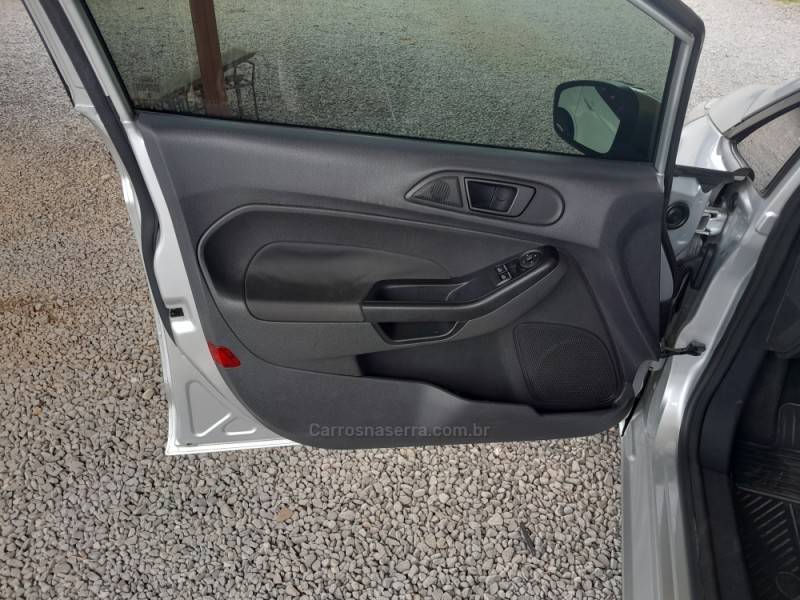 FORD - FIESTA - 2015/2016 - Prata - R$ 48.900,00