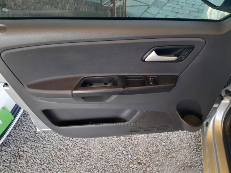 VOLKSWAGEN - FOX - 2012/2013 - Prata - R$ 37.900,00