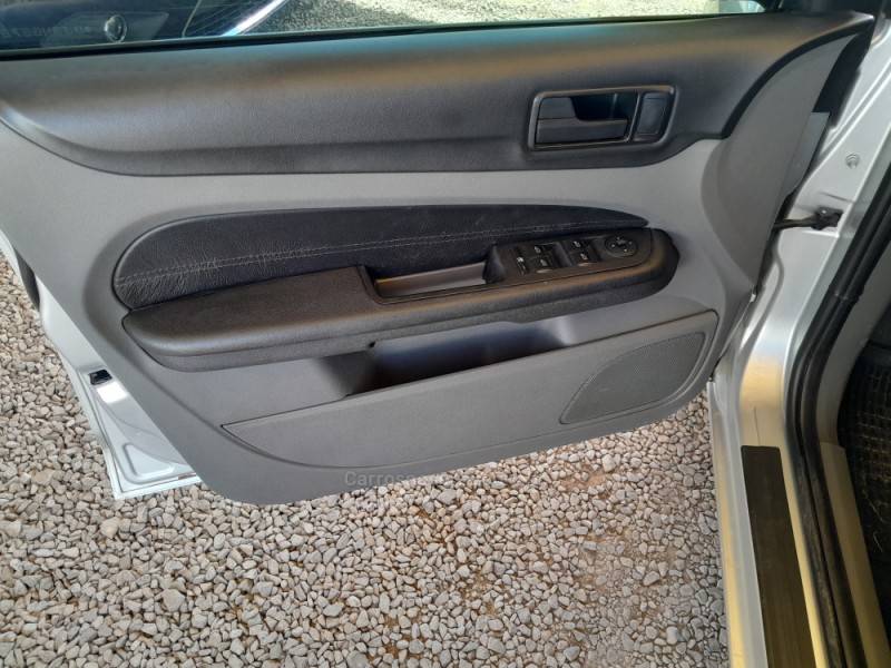 FORD - FOCUS - 2010/2011 - Prata - R$ 39.900,00