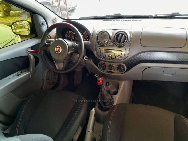 FIAT - PALIO - 2013/2013 - Preta - R$ 41.000,00