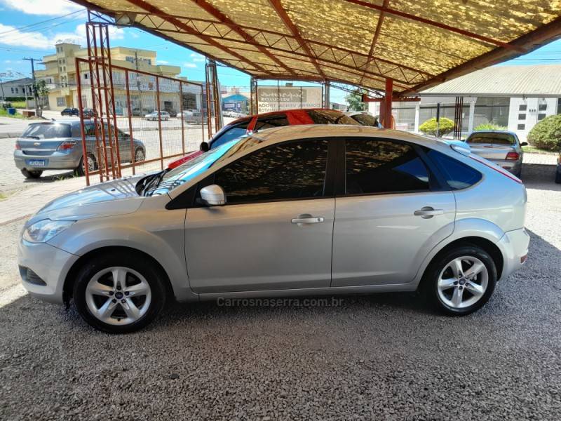 FORD - FOCUS - 2010/2011 - Prata - R$ 39.900,00