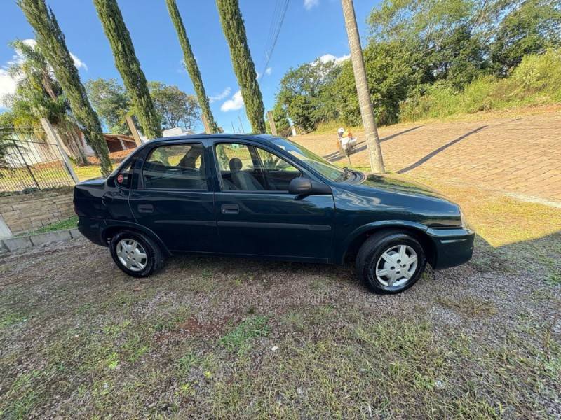 CHEVROLET - CORSA - 2001/2001 - Verde - R$ 15.000,00
