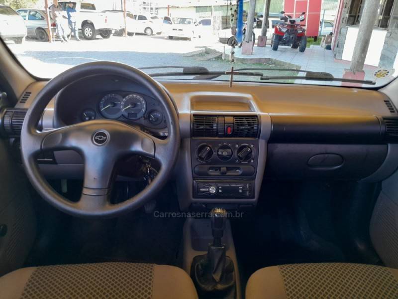 CHEVROLET - CLASSIC - 2008/2009 - Dourada - R$ 23.000,00