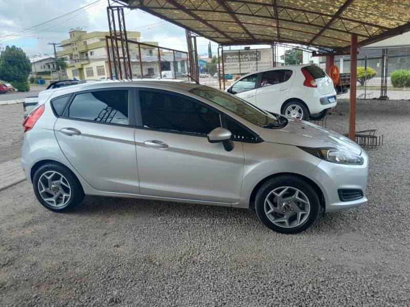 FORD - FIESTA - 2015/2016 - Prata - R$ 48.900,00