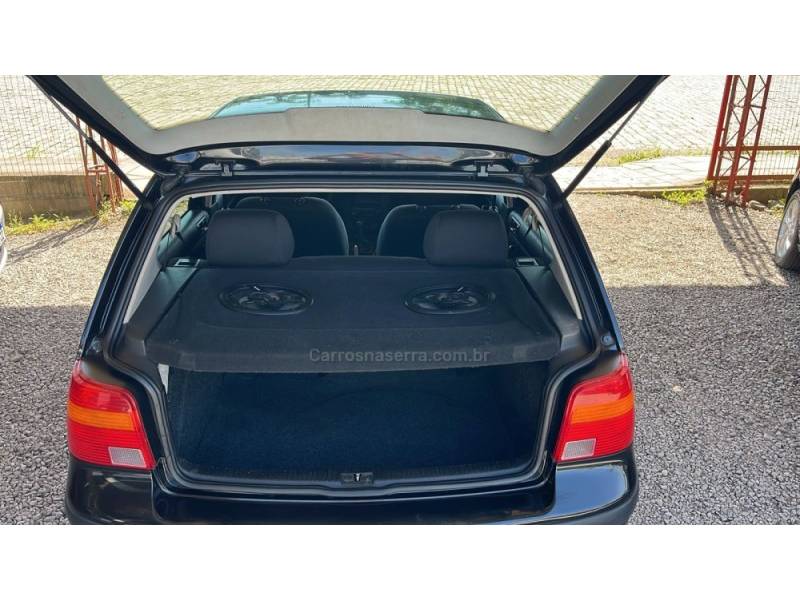 VOLKSWAGEN - GOLF - 2001/2002 - Preta - R$ 28.500,00
