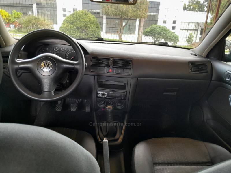 VOLKSWAGEN - GOLF - 2001/2002 - Prata - R$ 27.500,00