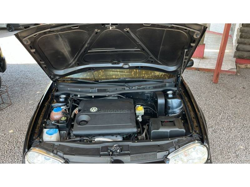 VOLKSWAGEN - GOLF - 2001/2002 - Preta - R$ 28.500,00